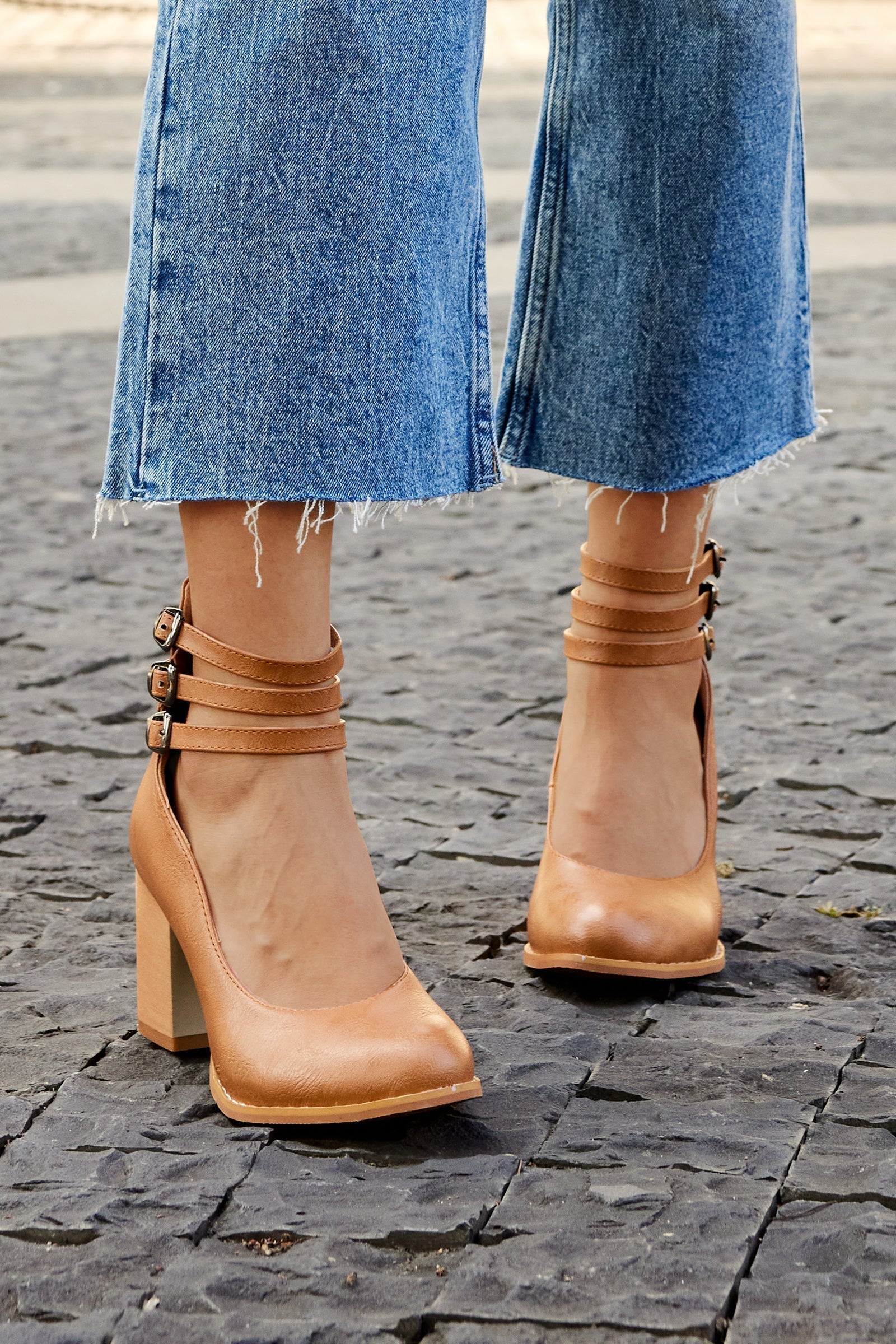 Casilda | Sandalias lisas con tiras en el tobillo y suela gruesa